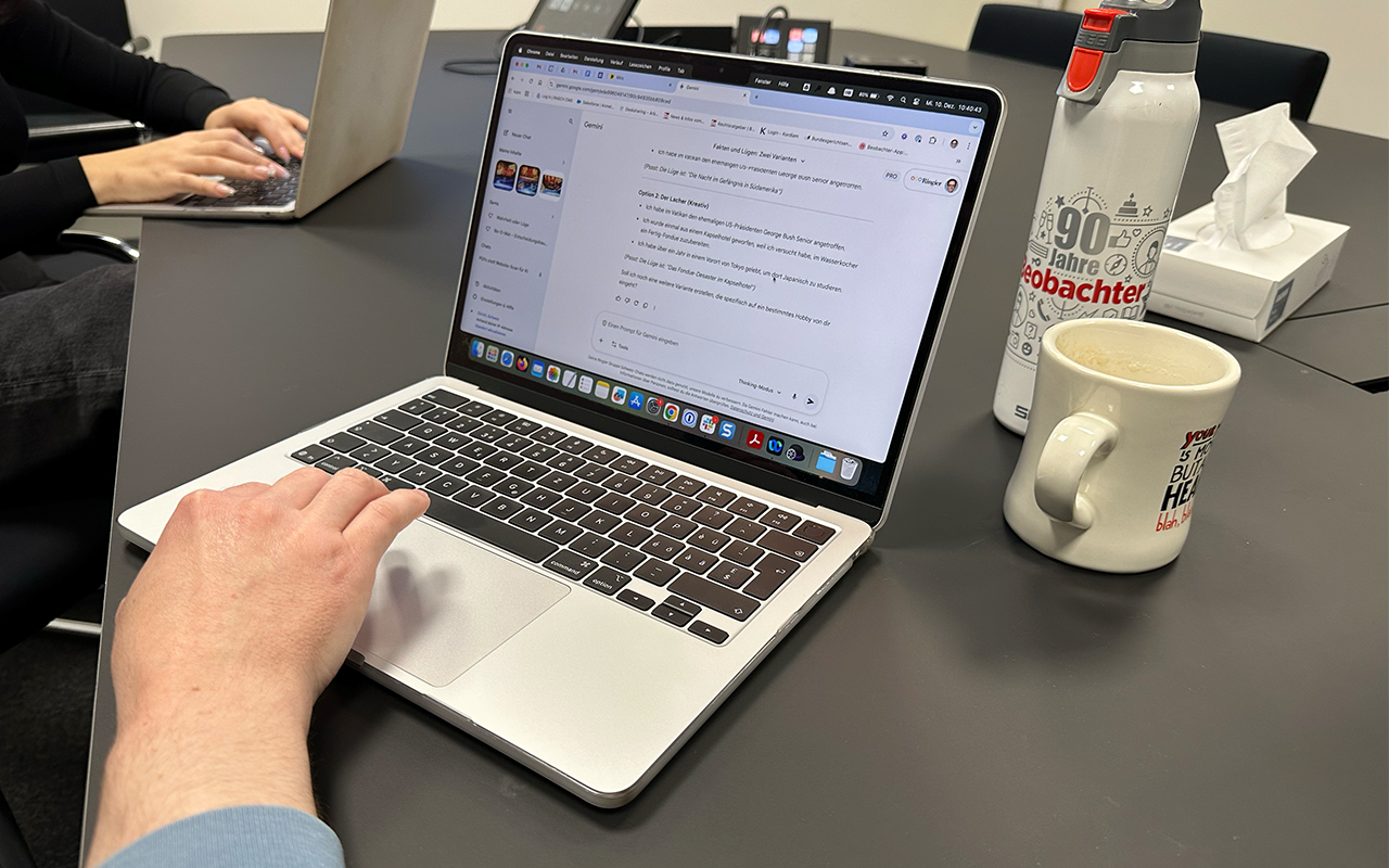 Ein Workshop-Teilnehmer begutachtet die von der KI generierten Lügen.