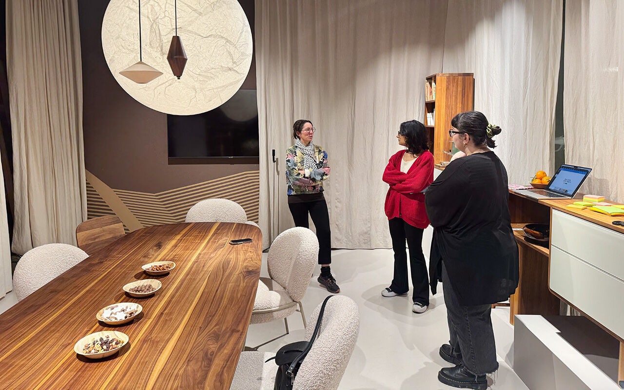 In einer informellen Runde begrüssen sich die Teilnehmer.