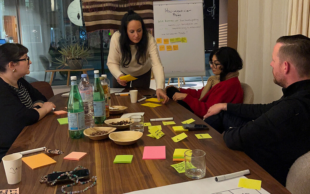 Die Rolle der Facilitatorin: Raum halten, beobachten und gezielt intervenieren.