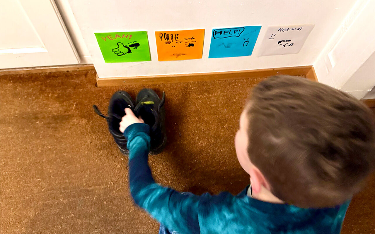 Beim Heimkommen platziert das erste Kind seine Schuhe auf einem Feld seiner Wahl.