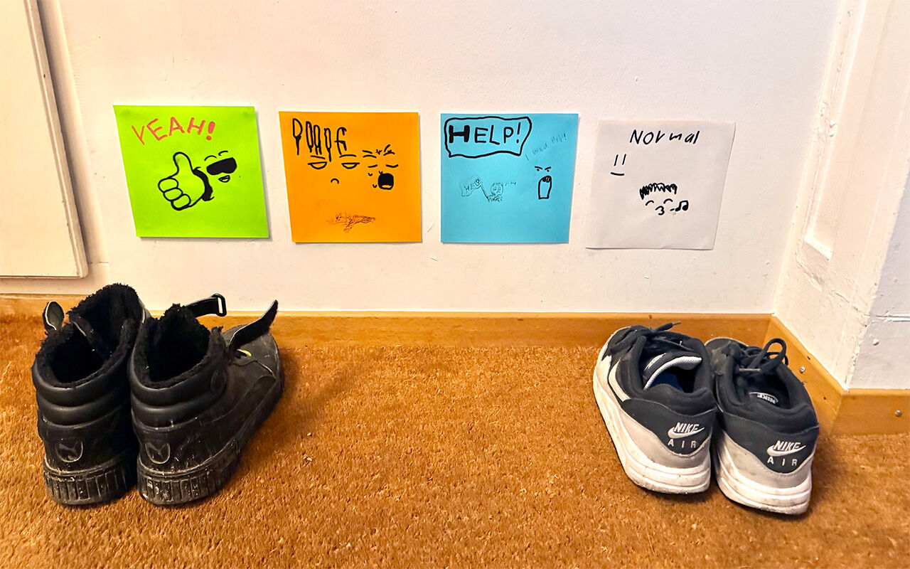 Die beiden Kinder haben ihre Schuhe auf den Bodenfeldern platziert. Ganz nebenbei sind die Schuhe jetzt auch ordentlich aufgeräumt.