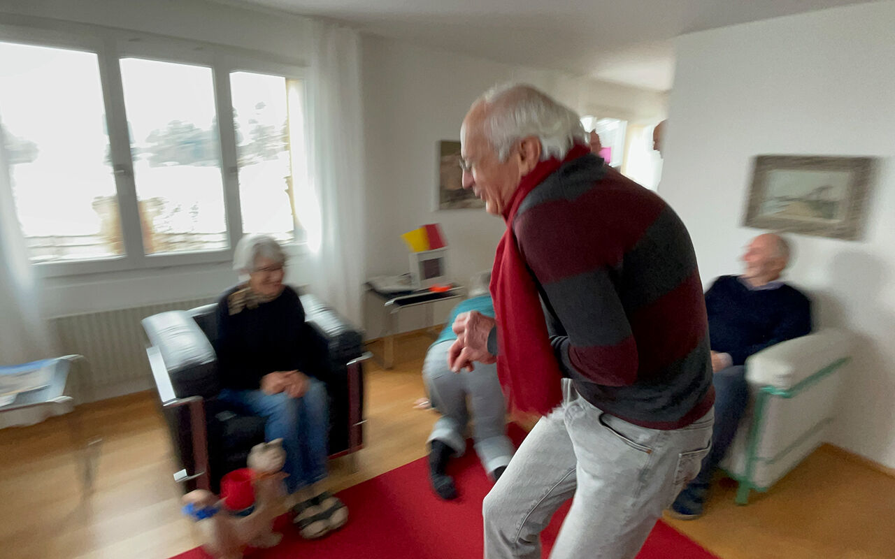 Mitwirkende verkörpern die Benutzer:innen in einem Rollenspiel (Pre-enactment) unter Verwendung der modifizierten Objekte.