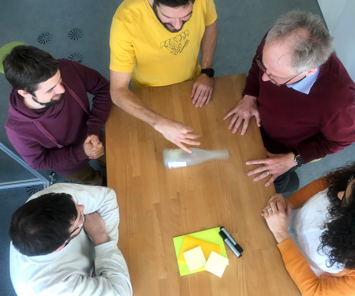 Mit dem Flaschendrehen Spiel wird der Spielleiter bestimmt