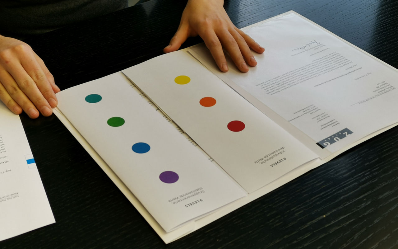 Öffene das Faltblatt und lies den Inhalt