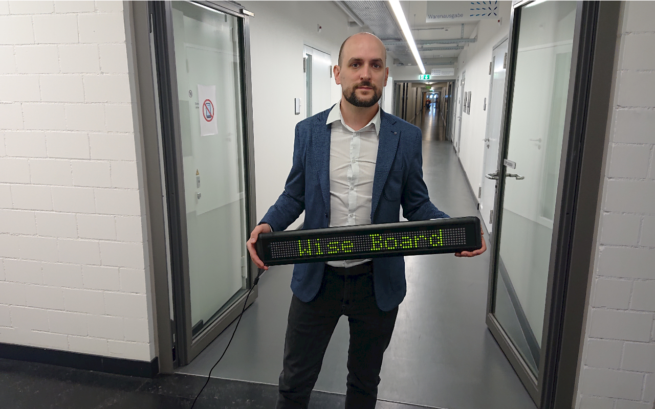 Mit vorhandenen Mitteln arbeiten und so eine Idee wie das Wise Board einfach halten - die LED-Anzeige stammt aus dem Fundus unseres Sales Teams (Foto: Ann Drengemann)