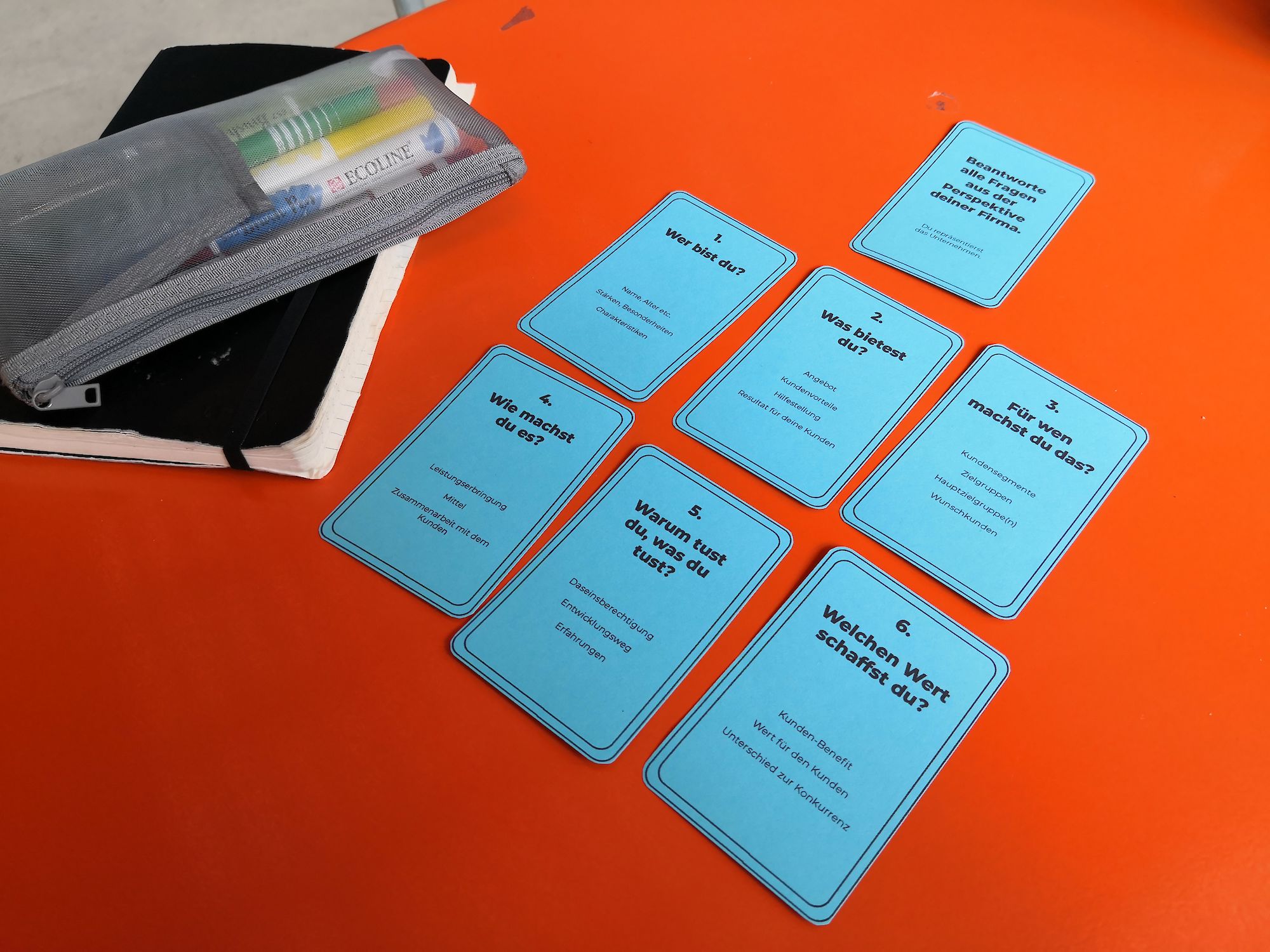 Ausgedrucktes Kartenset auf farbigem Papier