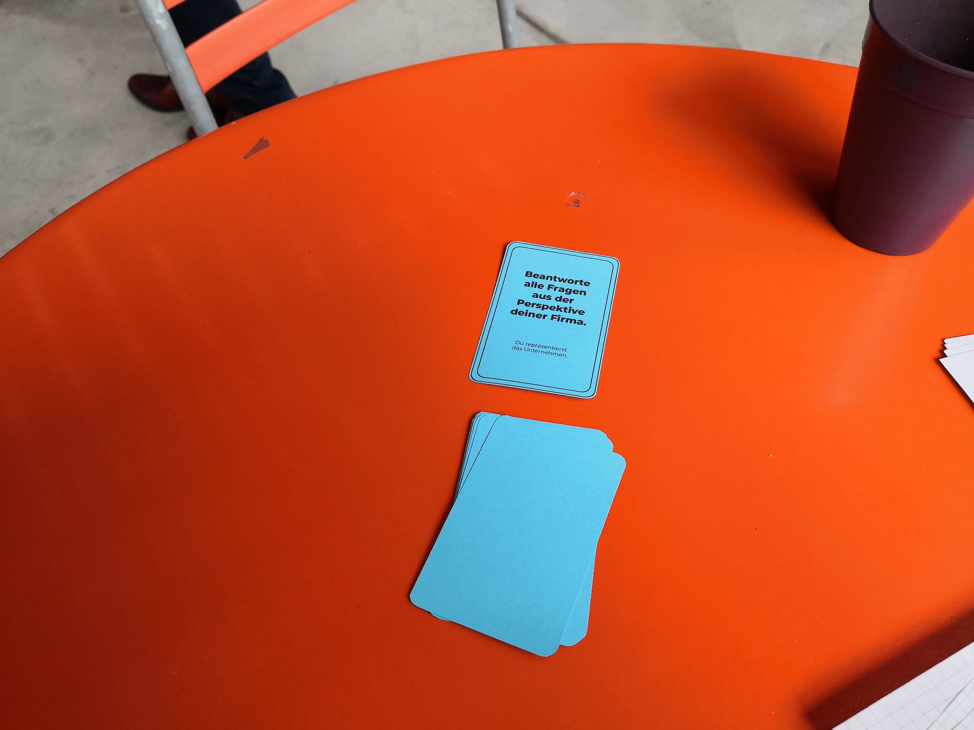 Karten werden auf einem Stapel verdeckt der Kundin hingelegt