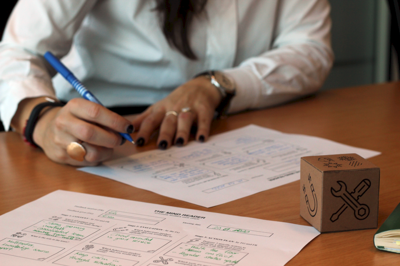 The template provides structure and guidance through the feedback discussion, while tracking the action plan.