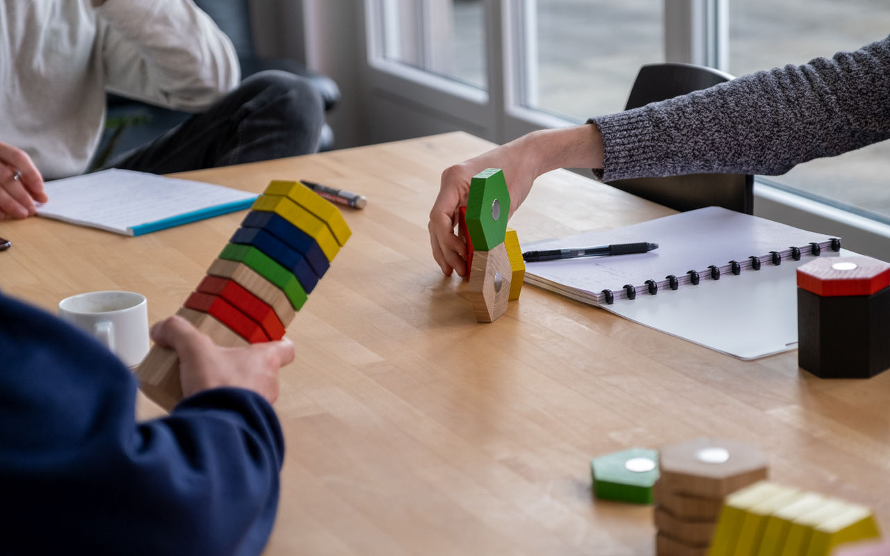 Der physische Turm verleiht Argumentationen visuellen Nachdruck