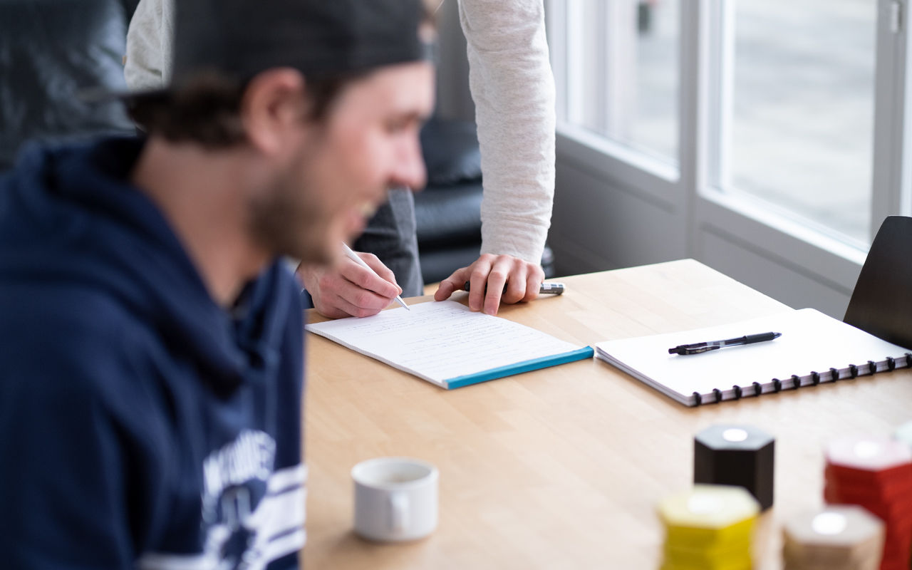 Je nach Gruppe aktiv Verständnishilfe während dem Prozess anbieten