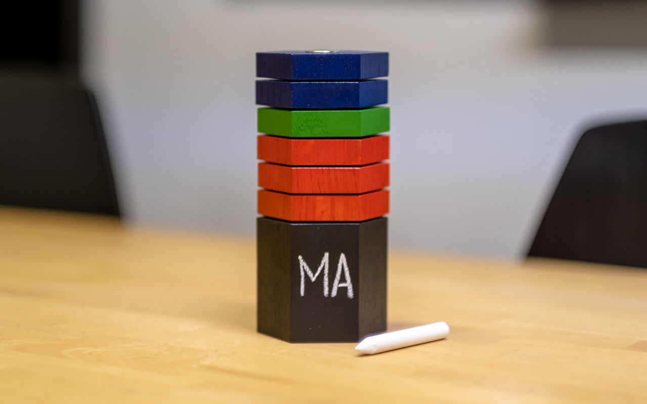 der Turm der Fähigkeiten mit Bauklötzen aus Holz visualisiert; Anspruchsgruppe: die Mitarbeiter