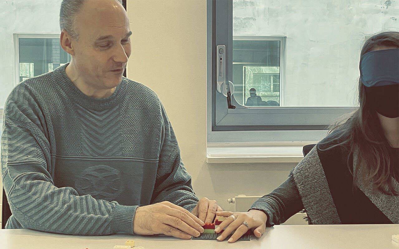 Übergabe der Legofigur