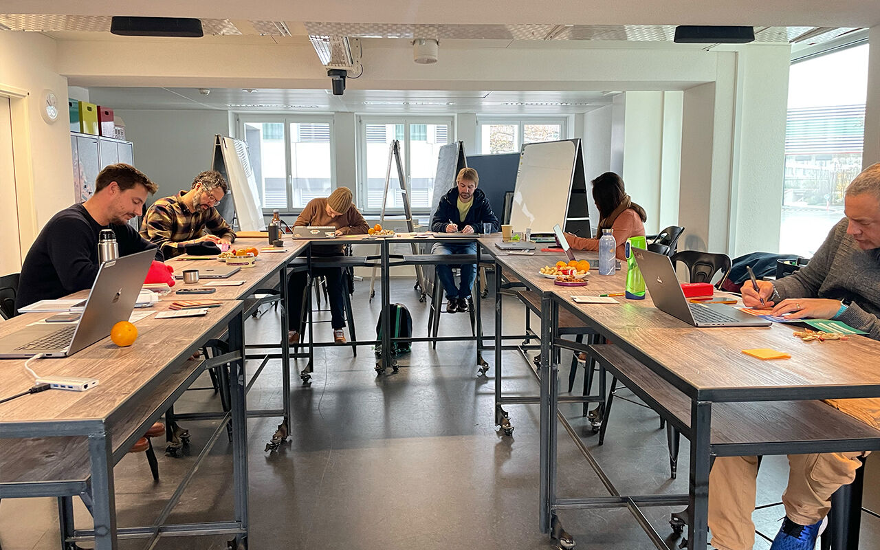 Teilnehmende beim Ausfüllen