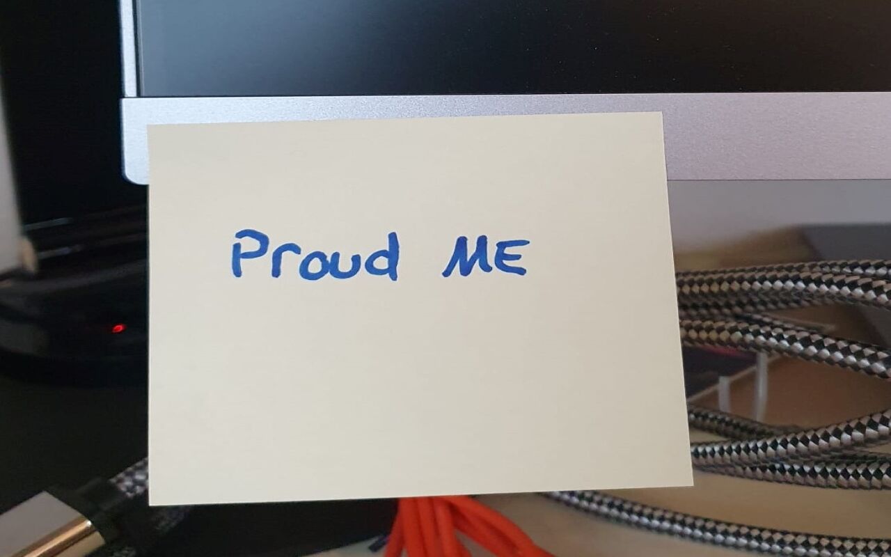 Powerwort als Post it am Arbeitsplatz