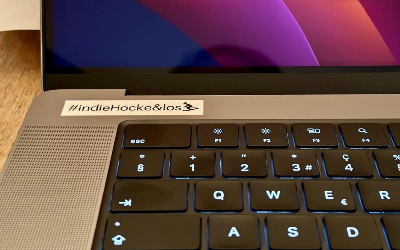 Powerwort als Sticker auf MacBook