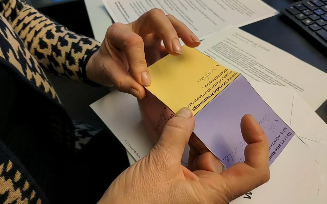 Physische Aktivierung beim Zusammenkleben des Würfels