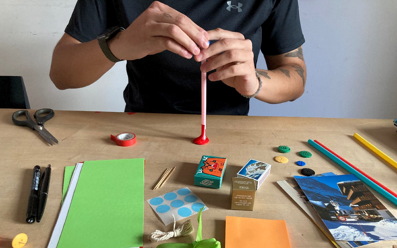 Teilnehmende Person mit Material