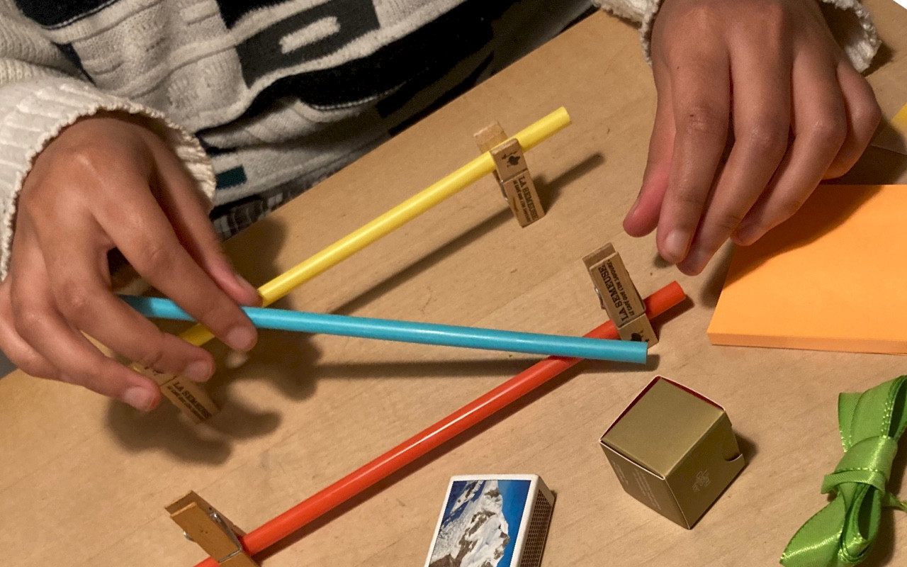 Teilnehmende Person am Bauen