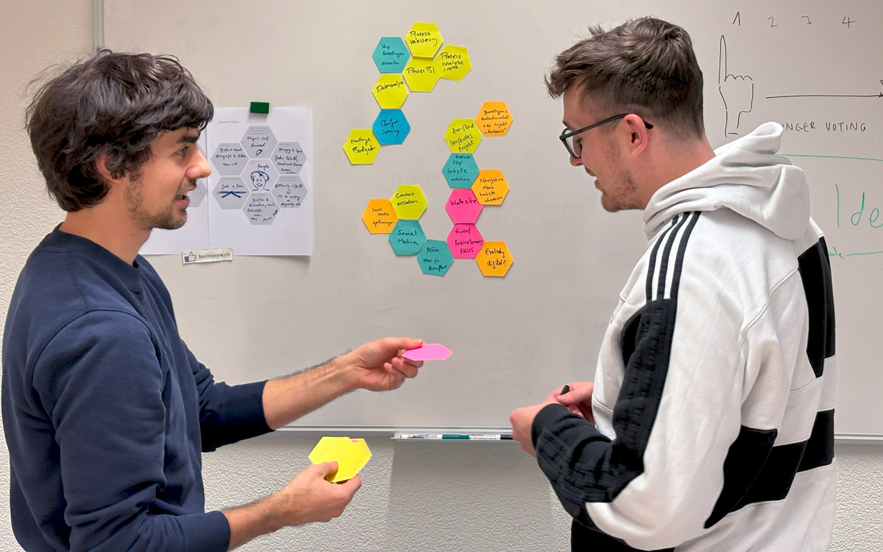 Kollaboration durch Brainstorming mit wabenförmigen Post-its
