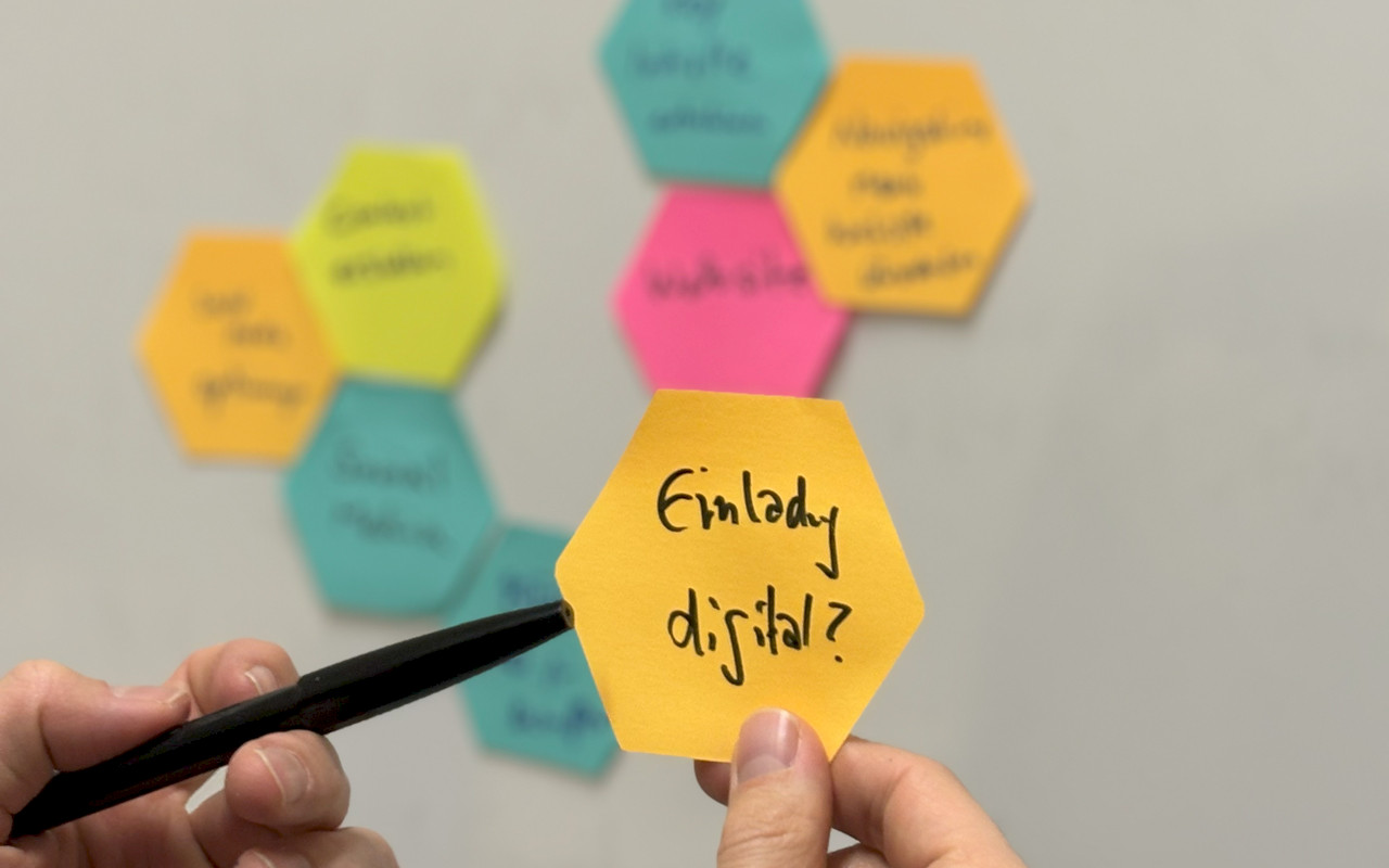 Brainstorming mit wabenförmigen Post-its